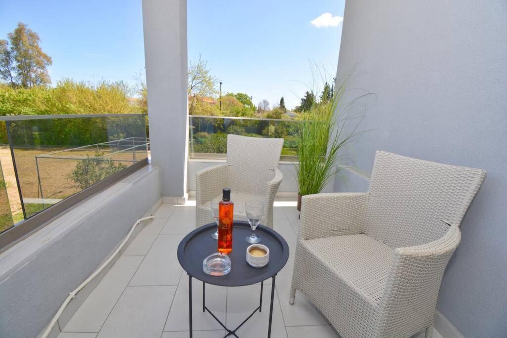 Potamos Deluxe White Apartment 外观 照片